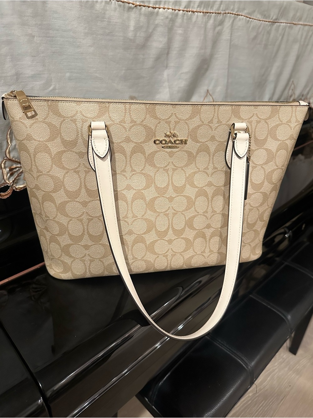 Coach Gallery Tote Signature Canvas Light Khaki Chalk Ivory Zip Tote